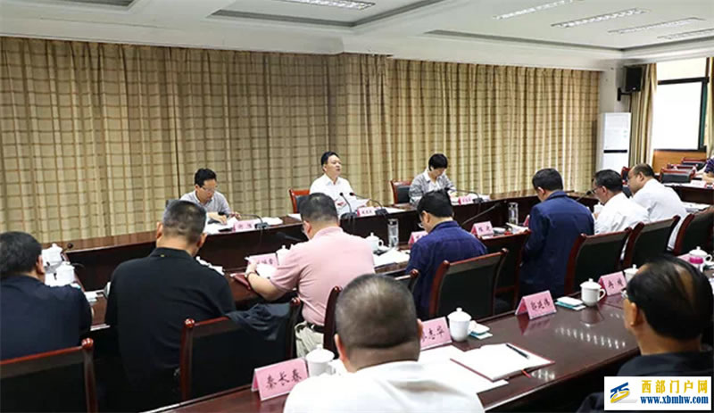 彭水县委书记钱建超主持召开彭水县委理论学习中心组(扩大)专题学习会议:统一思想凝聚力量推动彭水经济社会高质量发展(图1) 彭水县委书记钱建超主持召开彭水县委理论学习中心组(扩大)专题学习会议:统一思想凝聚力量推动彭水经济社会高质量发展(图1)