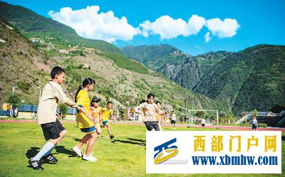 台胞探访昔日“极贫之地”感受怒江之变(图1) 台胞探访昔日“极贫之地”感受怒江之变(图1)