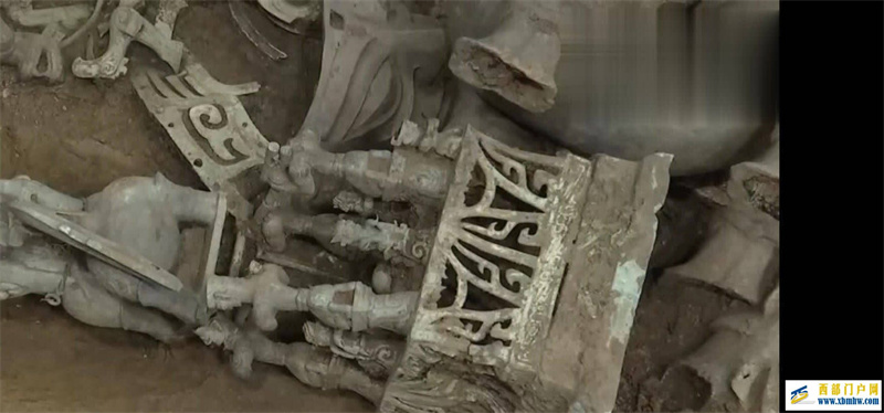 德阳三星堆祭祀区8号坑发掘工作过半:近1米高青铜神坛正在提取(图1) 德阳三星堆祭祀区8号坑发掘工作过半:近1米高青铜神坛正在提取(图1)