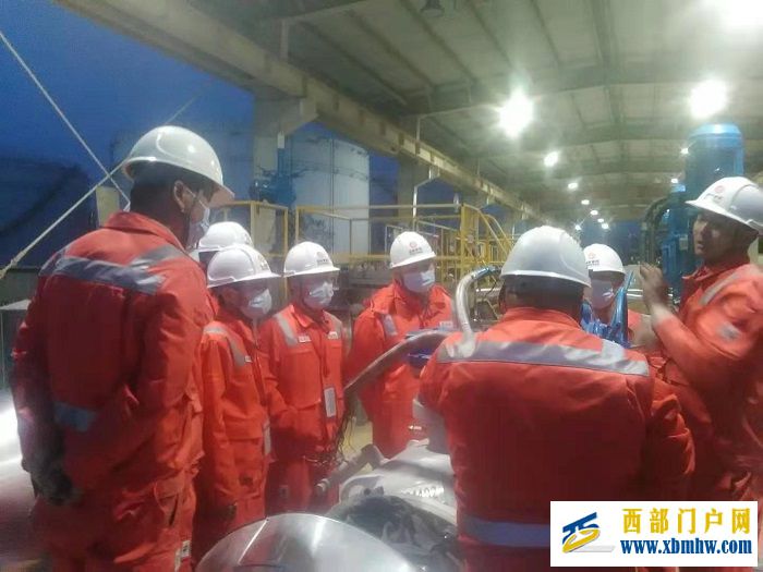 兰州作业区操作人员检查调试关键阀门设备准备95#汽油正式进线。.jpg 兰州作业区操作人员检查调试关键阀门设备准备95#汽油正式进线。.jpg