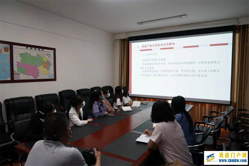 海西州消防救援支队举行“海西工人先锋号”授旗仪式(图4) 海西州消防救援支队举行“海西工人先锋号”授旗仪式(图4)