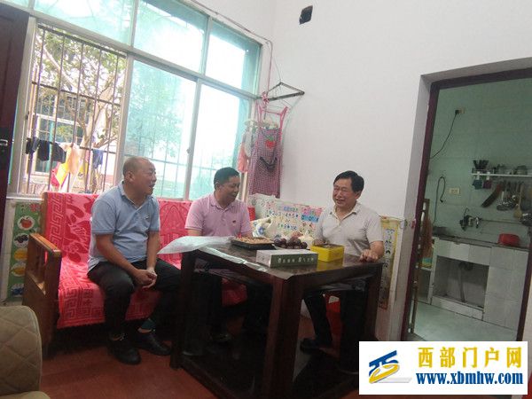 一声问候显真情 一句祝福暖人心(图2) 走访慰问优秀党员杨光信_副本.jpg