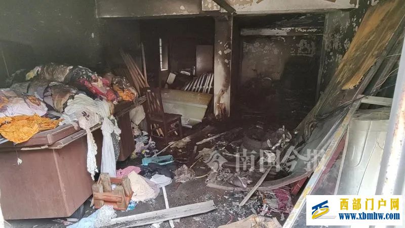 浓烟滚滚!柳州一小区仓库凌晨起火!多辆电动车被烧成骨架(图1) 浓烟滚滚!柳州一小区仓库凌晨起火!多辆电动车被烧成骨架(图1)