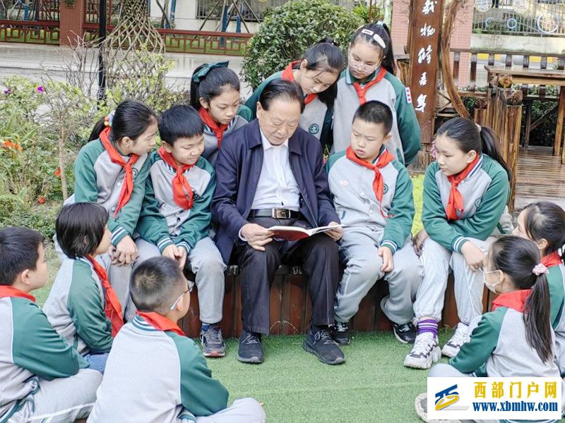 图为李建明给学生们讲红军长征的故事 图为李建明给学生们讲红军长征的故事