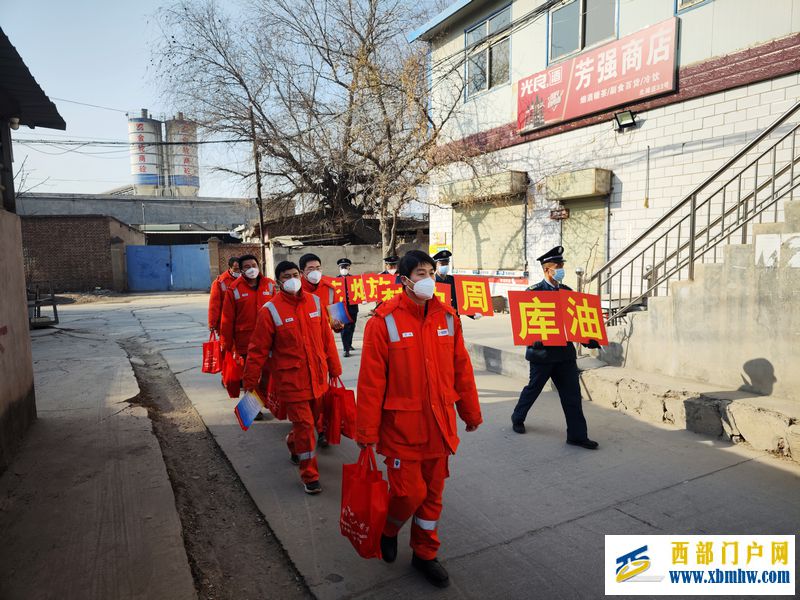 西部能源大动脉春节假期外输油品创历年新高(图2) 兰州作业区对油库周边开展安全宣传。.jpg