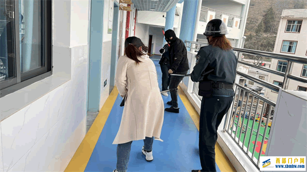 刀坝镇中心幼儿园“反恐防爆”活动简报(图1) 图片4.png