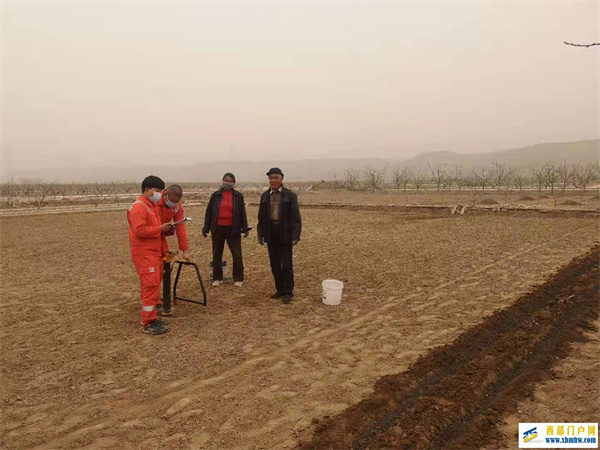 国网兰州输油气分公司积极应对沙尘天气保障生产安全运行(图1) 员工开展管道防腐层检测日常性工作,对沿线春耕百姓展开管道保护宣传,讲解管道保护基础知识、宣传有奖举报机制。.jpg