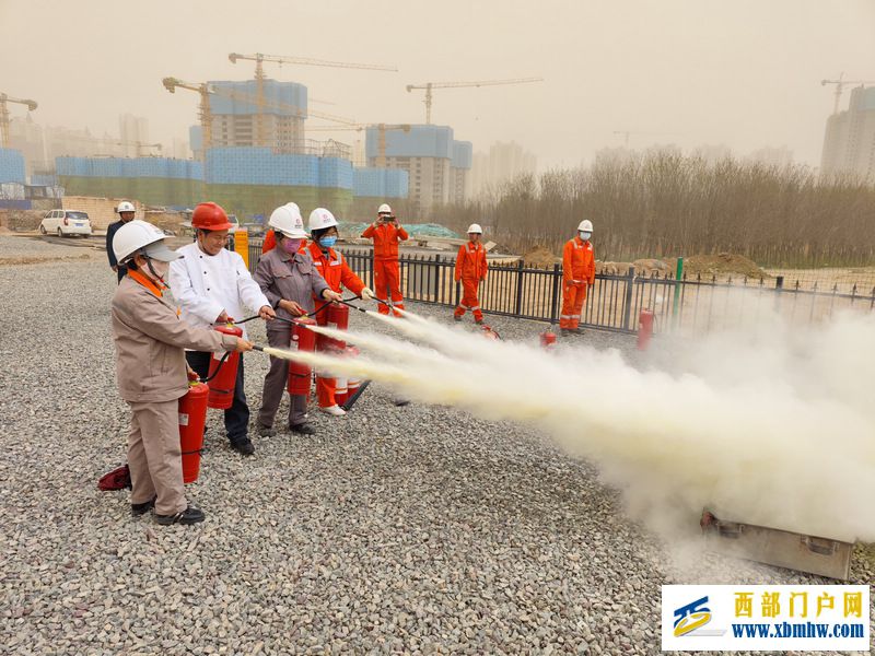 国网兰州输油气分公司积极应对沙尘天气保障生产安全运行(图2) 员工开展灭火器使用操作培训及应急演练,积极应对各种突发情况。。.jpg