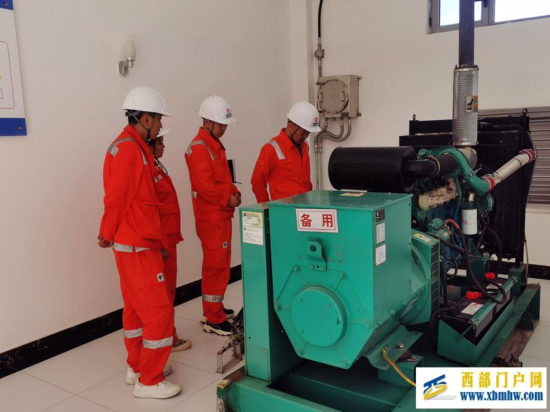 国家管网兰州输油气分公司严格落实安全责任 筑牢节日生产防线(图2) 检查设备运行及备用情况.jpg