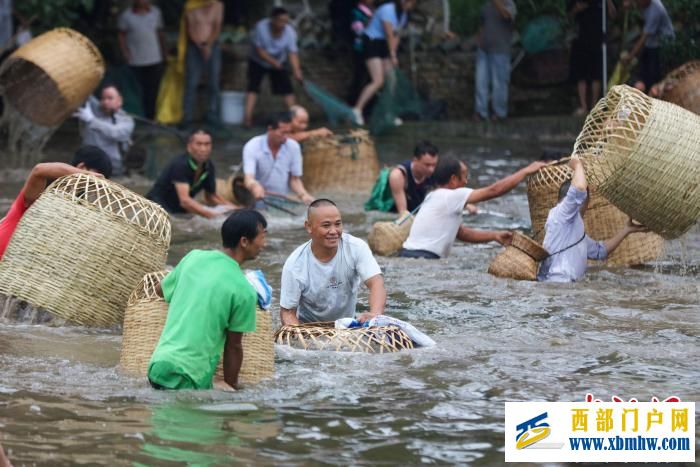 贵州施秉:苗族同胞欢度“吃新节”(图2) 贵州施秉:苗族同胞欢度“吃新节”(图2)
