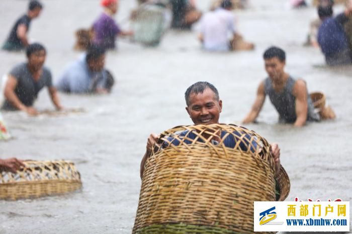 贵州施秉:苗族同胞欢度“吃新节”(图3) 贵州施秉:苗族同胞欢度“吃新节”(图3)