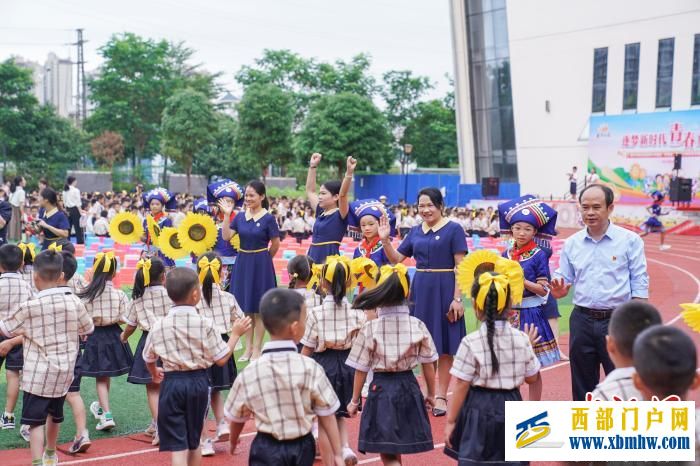 广西南宁:秋季学期启幕 师生欢迎新生入学(图1) 广西南宁:秋季学期启幕师生欢迎新生入学