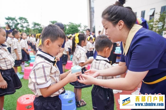 广西南宁:秋季学期启幕 师生欢迎新生入学(图5) 广西南宁:秋季学期启幕 师生欢迎新生入学(图5)