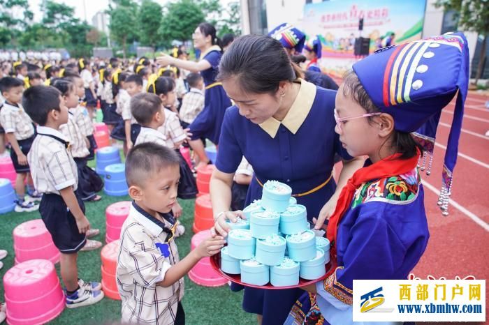 广西南宁:秋季学期启幕 师生欢迎新生入学(图6) 广西南宁:秋季学期启幕 师生欢迎新生入学(图6)