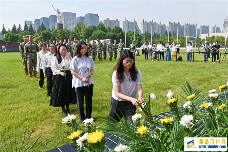 在缅怀哀思中凝聚奋进之力——写在第十个国家公祭日到来之际(图4) 在缅怀哀思中凝聚奋进之力——写在第十个国家公祭日到来之际(图4)