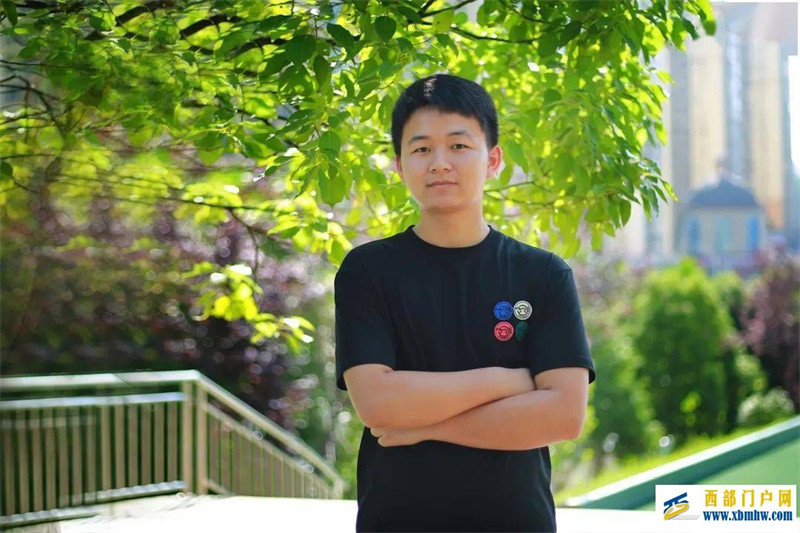 段朝信:用心灵滋养幼苗,用智慧照亮人生(图1) 段朝信:用心灵滋养幼苗,用智慧照亮人生(图1)