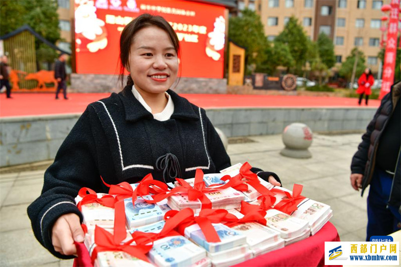 贵州龙里:易地扶贫搬迁群众喜分红(图2) 贵州龙里:易地扶贫搬迁群众喜分红(图2)