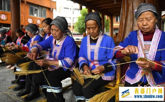 广西龙胜侗族民众编织草龙迎新春(图2) 广西龙胜侗族民众编织草龙迎新春(图2)