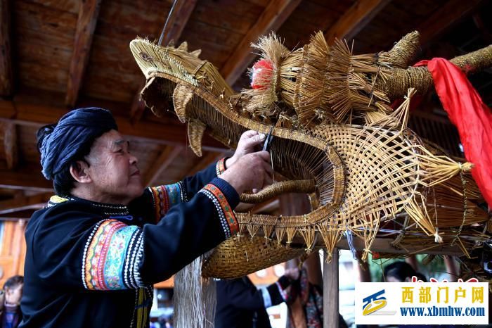 广西龙胜侗族民众编织草龙迎新春(图1) 广西龙胜侗族民众编织草龙迎新春