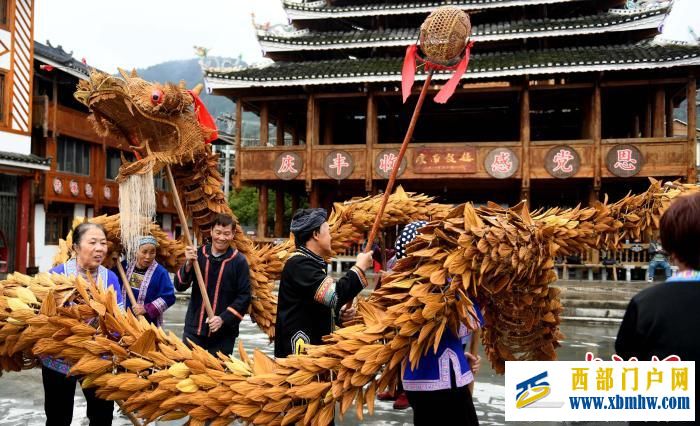 广西龙胜侗族民众编织草龙迎新春(图4) 广西龙胜侗族民众编织草龙迎新春(图4)