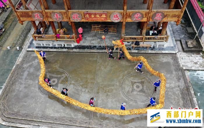 广西龙胜侗族民众编织草龙迎新春(图5) 广西龙胜侗族民众编织草龙迎新春(图5)