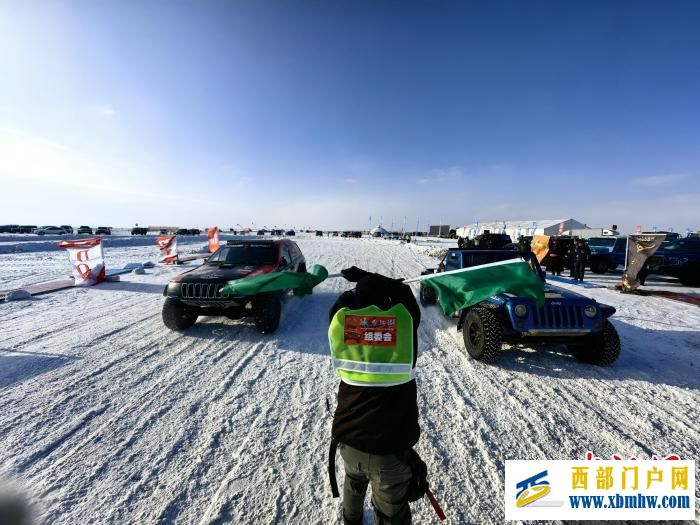 内蒙古达里湖上演车王争霸 数百辆越野车冰面画“龍”(图1) 内蒙古达里湖上演车王争霸 数百辆越野车冰面画“龍”(图1)