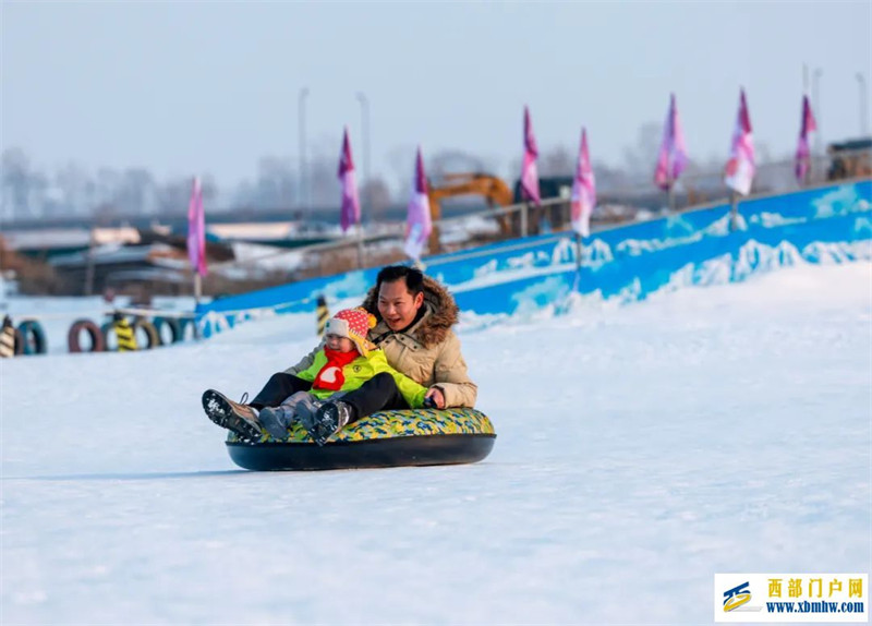 太火啦!呼和浩特冰雪场上“热辣滚烫”(图6) 图片