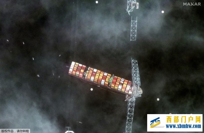 当地时间3月26日,美国马里兰州巴尔的摩市弗朗西斯·斯科特·基桥因一艘货船撞击而断裂坍塌。图为航拍巴尔的摩坍塌大桥。 当地时间3月26日,美国马里兰州巴尔的摩市弗朗西斯·斯科特·基桥因一艘货船撞击而断裂坍塌。图为航拍巴尔的摩坍塌大桥。