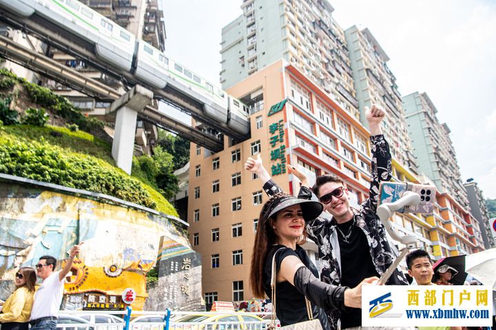 俄罗斯留学生探寻重庆“网红城市”的独特文化(图1) 俄罗斯留学生探寻重庆“网红城市”的独特文化(图1)