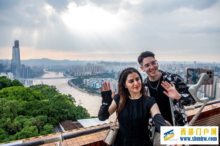 俄罗斯留学生探寻重庆“网红城市”的独特文化(图2) 俄罗斯留学生探寻重庆“网红城市”的独特文化(图2)