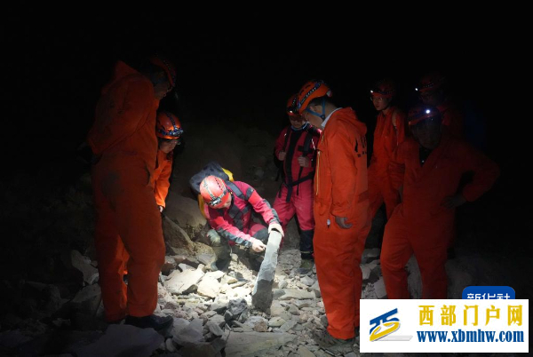 中外洞穴科学家对贵州双河洞开展联合科考(图3) 中外洞穴科学家对贵州双河洞开展联合科考(图3)