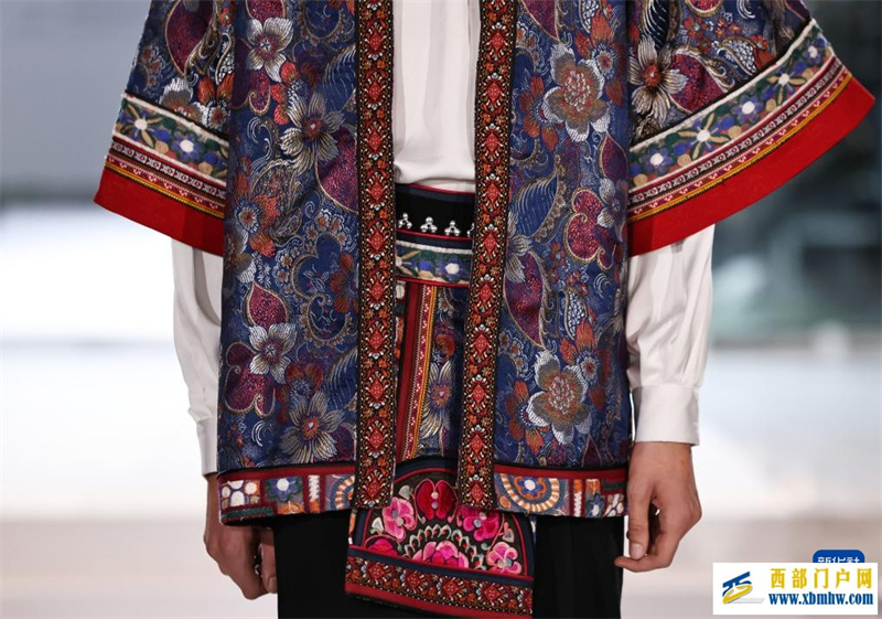 镜头连中外 | 楚雄彝绣“秀”巴黎(图7) 镜头连中外 | 楚雄彝绣“秀”巴黎(图7)