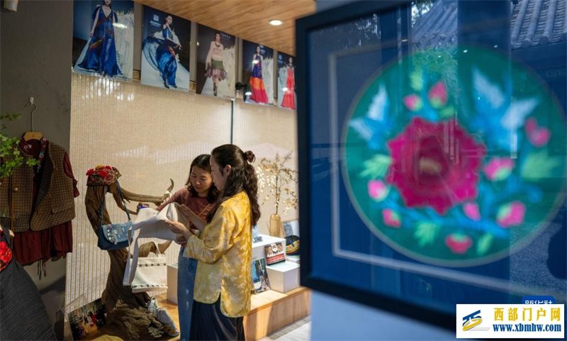 镜头连中外 | 楚雄彝绣“秀”巴黎(图13) 镜头连中外 | 楚雄彝绣“秀”巴黎(图13)