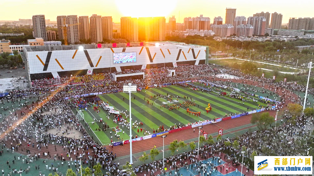 绿茵燃情 赛马奔腾——新疆夏日“赛”出经济新赛道(图1)