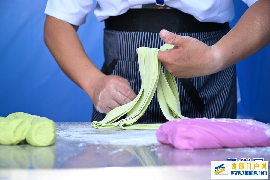 第二届全国拉面技能大赛青海化隆开赛(图2) 第二届全国拉面技能大赛青海化隆开赛(图2)