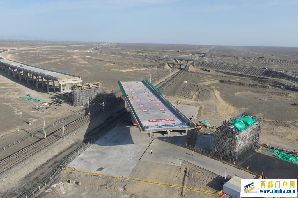 两万吨“巨无霸”凌空“转身” 新疆百里风区上演“空中芭蕾”(图2) 两万吨“巨无霸”凌空“转身” 新疆百里风区上演“空中芭蕾”(图2)