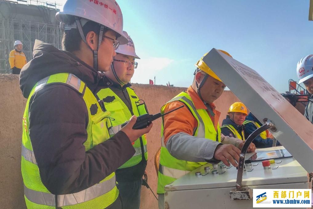 两万吨“巨无霸”凌空“转身” 新疆百里风区上演“空中芭蕾”(图3) 两万吨“巨无霸”凌空“转身” 新疆百里风区上演“空中芭蕾”(图3)