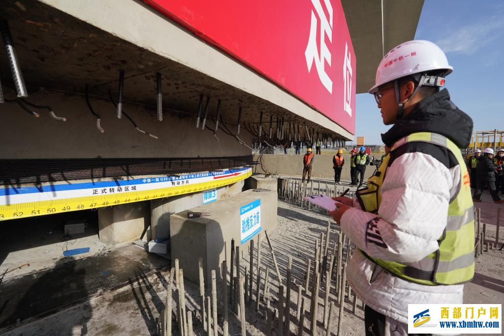 两万吨“巨无霸”凌空“转身” 新疆百里风区上演“空中芭蕾”(图4) 两万吨“巨无霸”凌空“转身” 新疆百里风区上演“空中芭蕾”(图4)