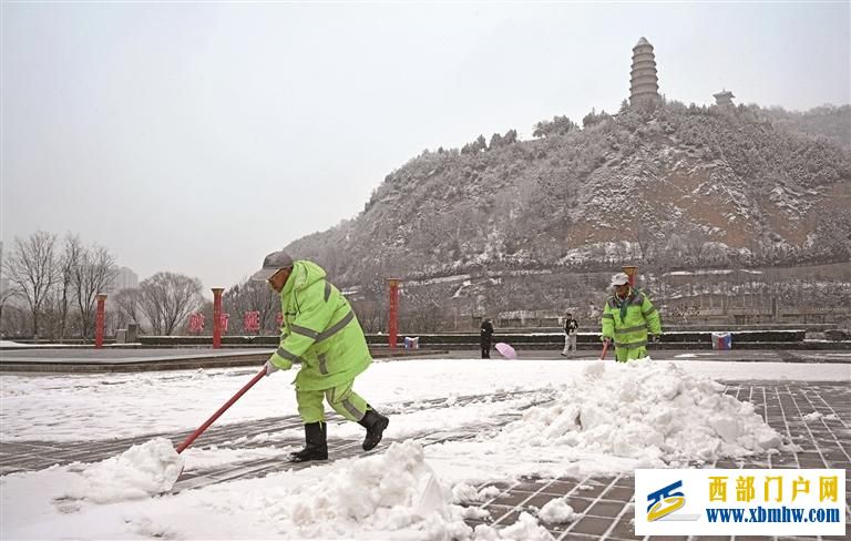 陕西多地出现小到中雪天气 多地除雪除冰保畅通(图1) 陕西多地出现小到中雪天气 多地除雪除冰保畅通(图1)