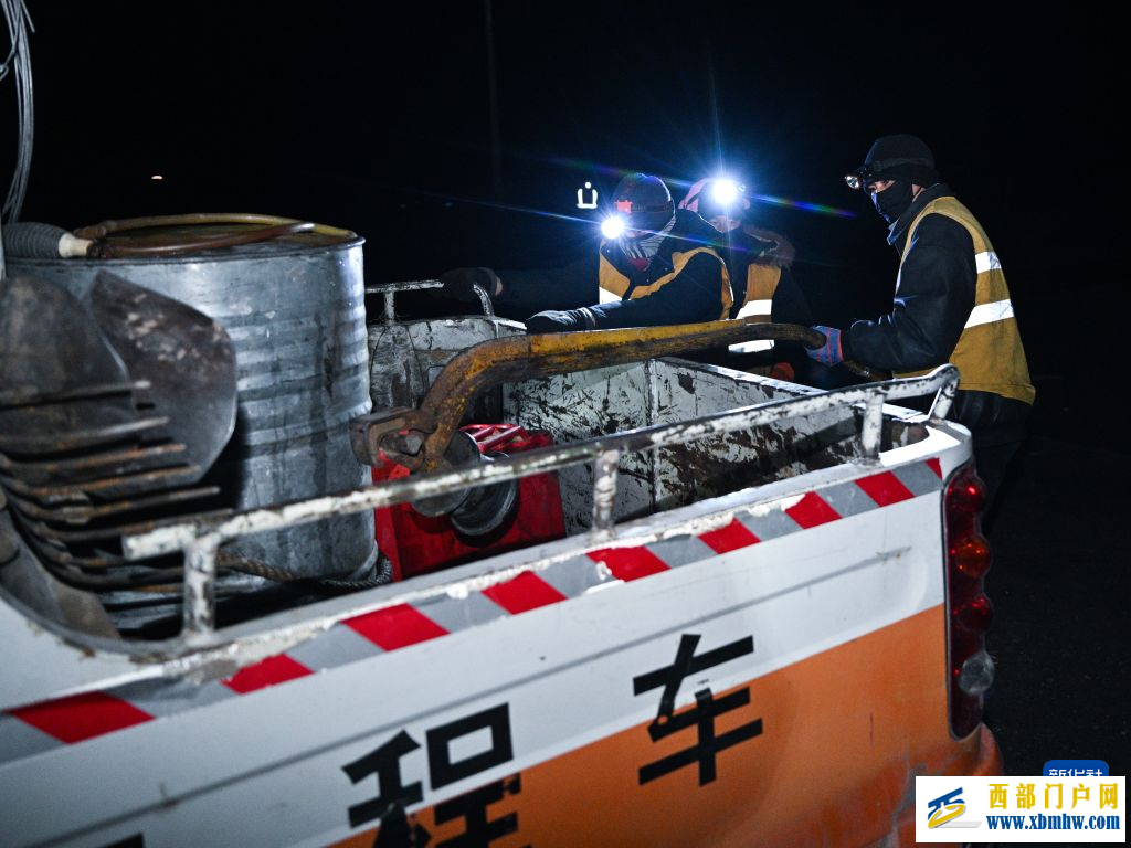 青海湖畔养路工(图1)