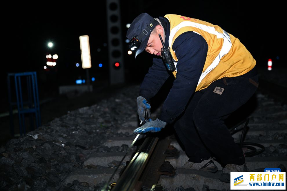 青海湖畔养路工(图2)